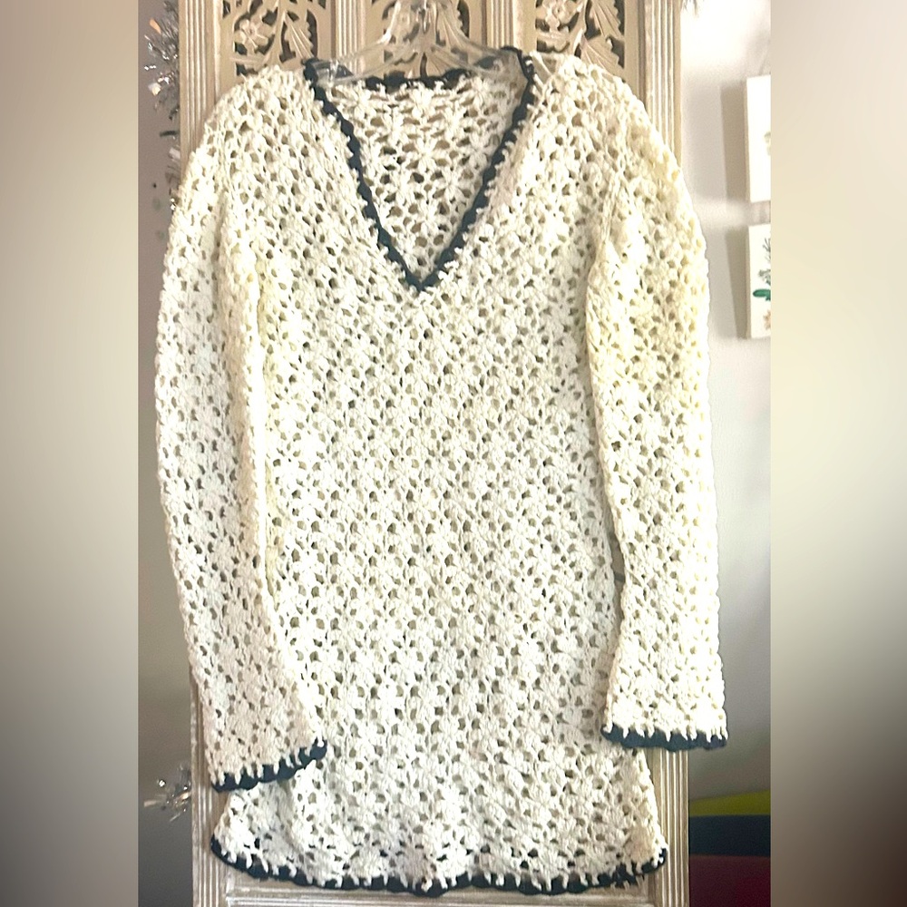 Boho womans LONG SLEEVE CROCHET TUNIC TOP handmade black ivory creme v neck